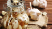 Recepty na výrobu nakládaného česneku s angreštem na zimu:
