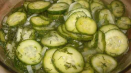 Jednoduchý a lahodný okurkový salát na zimu