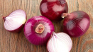 Péče a pěstování fialové a červené cibule, výhody a škody, kdy sklízet a jak skladovat