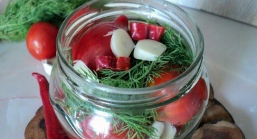 16 Nejlepších receptů na vaření nakládaných pikantních rajčat na zimu
