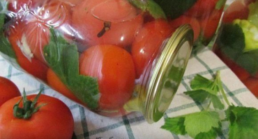 2 Lahodné recepty na konzervovaná loupaná rajčata na zimu