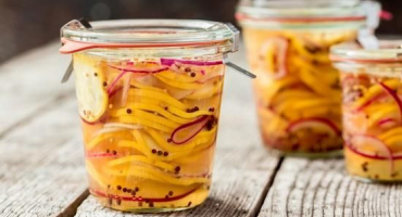 3 Z nejchutnějších receptů na pikantní nakládané cukety na zimu