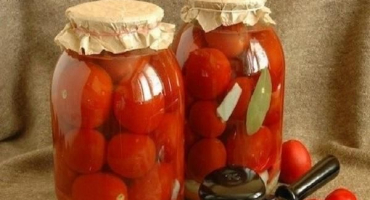 7 Jednoduchých a rychlých receptů na nakládání rajčat a cibule na zimu
