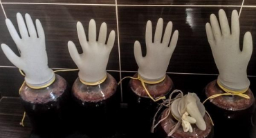 Proč potřebujete rukavici na plechovku vína a jak si ji doma správně nasadit