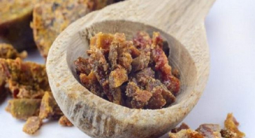 Jak přesně včely propolis vyrábějí, jak vypadá a jak voní skutečný produkt