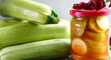 Nejlepší recepty na přípravu cukety na zimu s chilli kečupem