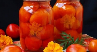 Marinování rajčat na zimu s měsíčky a krok za krokem recept na litrovou sklenici