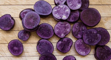 Popis odrůd fialových brambor, jeho prospěšné vlastnosti