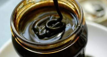 Proč má med tmavou barvu, jak se jmenuje a je kvalitní