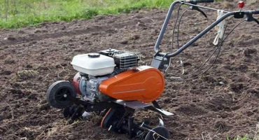 Příprava a způsoby orby půdy pojezdovým traktorem, jak vybrat zařízení