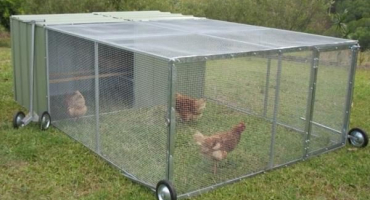 Pokyny krok za krokem pro vytvoření kotce pro pěší kuřata s vlastními rukama