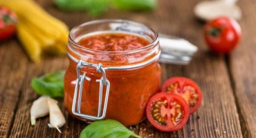 Krok za krokem recept na výrobu rajčatové omáčky s bazalkou na zimu