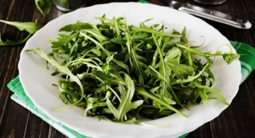 Pravidla pro domácí přípravu rukoly na zimu a tipy pro skladování zeleně v mrazáku a lednici