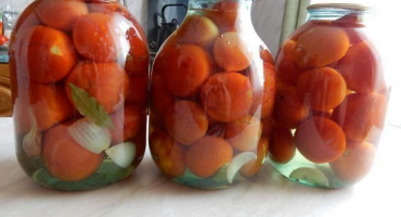 Důvody, proč se okurka ve sklenicích s rajčaty zakalí a co dělat