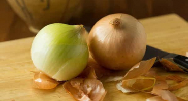 Použití cibulových slupek na okurky, jak zalévat a krmit