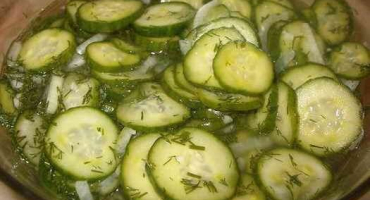 Jednoduchý a lahodný okurkový salát na zimu
