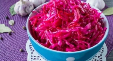 Jednoduchý recept na instantní nakládané zelí s řepou na zimu