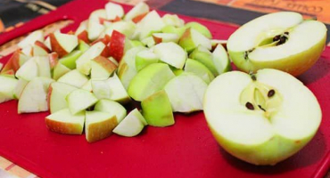 Jednoduchý recept na jablečný a angreštový kompot na zimu