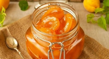 Jednoduchý recept na výrobu meruněk s cukrem na zimu bez vaření