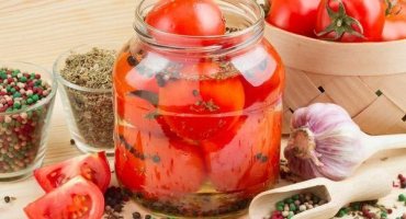 Jednoduchý recept na vaření dezertních rajčat s cibulí na zimu