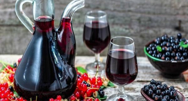 Jednoduchý recept na domácí výrobu vína z červeného a černého rybízu