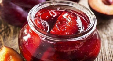 Jednoduchý recept na šťávu ze švestek na zimu doma