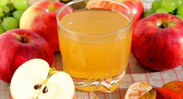 Jednoduché recepty na výrobu jablečného džusu doma na zimu prostřednictvím odšťavňovače