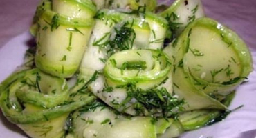 Instantní recept na nakládanou cuketu s medem a česnekem na zimu