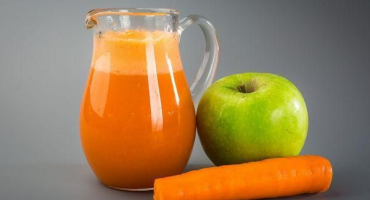 Recept na jablečnou a mrkvovou šťávu na zimu doma přes odšťavňovač