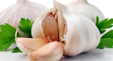 Recept na nakládaný česnek jako na trhu s celými hlávkami