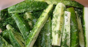 Okamžité recepty na křupavé lehce slané okurky v sáčku za 5 minut