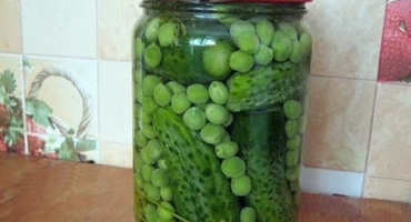 Recepty na nakládání okurek se zeleným hráškem na zimu