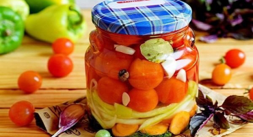 Recepty na nakládaná rajčata se sladkou paprikou na zimu