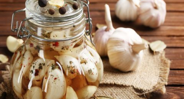 Recepty na výrobu nakládaného česneku s angreštem na zimu: