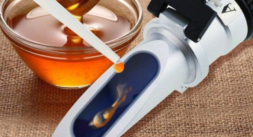 Refraktometr na med - nástroj pro kontrolu kvality včelařského produktu