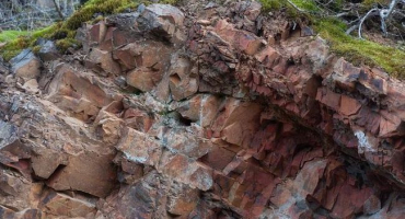 Vlastnosti, které odlišují půdu od horniny a způsob jejich vzniku