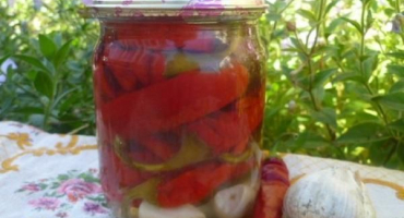 Top 10 jednoduchých receptů na výrobu nakládaných feferonek na zimu