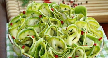 Top 11 nejlepších receptů na výrobu marinované cukety na zimu