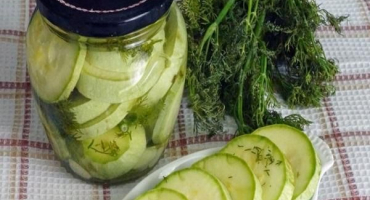 Top 13 receptů na výrobu marinované mladé cukety na zimu
