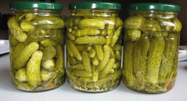 Top 13 receptů na nakládání křupavých okurek na zimu v plechovkách bez octa