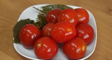 Top 16 receptů na konzervovaná nakládaná rajčata za studena bez octa