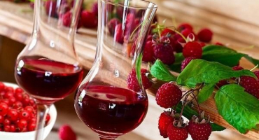 Top 2 recepty na výrobu vína z malin a rybízu doma