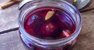 Top 3 snadné recepty na nakládané sušené švestky na zimu v plechovkách