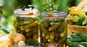 Top 3 recepty na slané křupavé okurky na zimu v horkých sklenicích