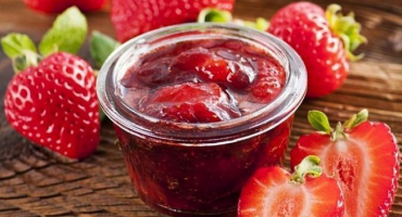 Top 5 nejlepších receptů na výrobu jahodového džemu bez varu bobulí