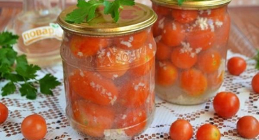 Top 6 lahodných receptů na konzervovaná rajčata s česnekem na zimu