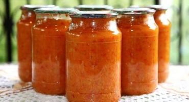 Top 9 receptů na vaření squashového kaviáru s rajčaty na zimu