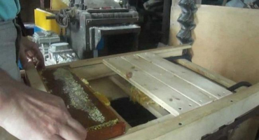 Typy stolů pro tisk voštinových rámů, jak vyrobit stroj vlastníma rukama