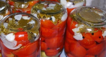 Lahodné recepty na zavařené půlky rajčat na zimu se sterilizací i bez